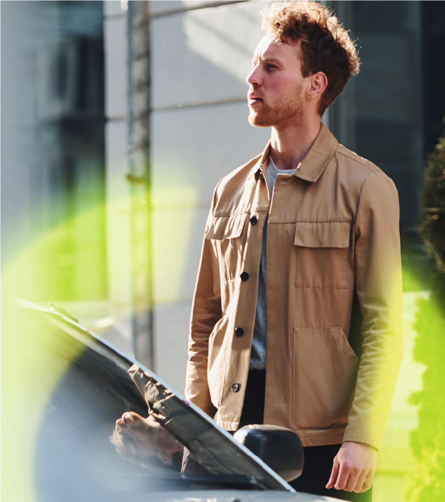 Técnico instalando cargador EV