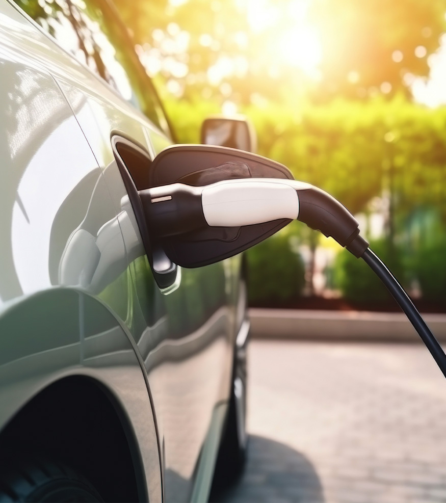 Técnico instalando cargador EV